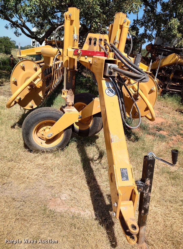 image for item MF9524 2021 Vermeer R2800  hay rake