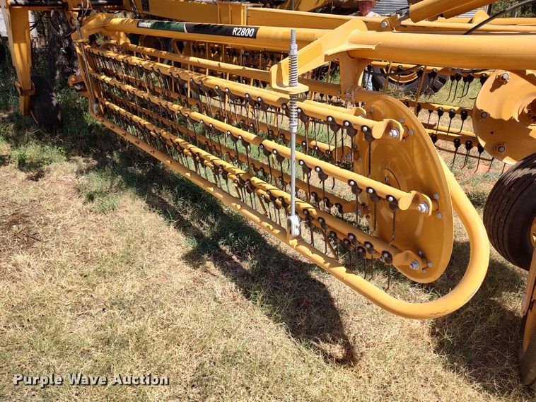 image for item MF9524 2021 Vermeer R2800  hay rake