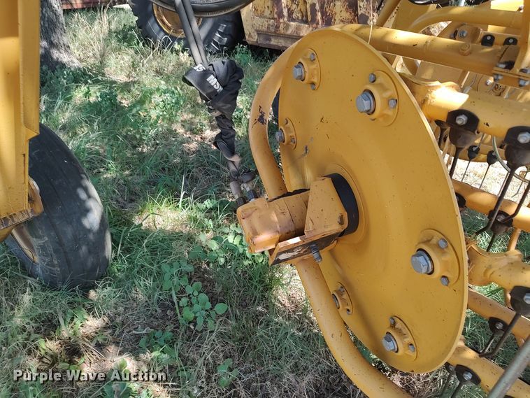 image for item MF9524 2021 Vermeer R2800  hay rake