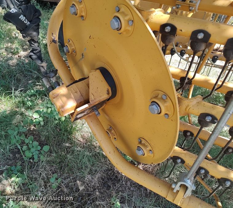 image for item MF9524 2021 Vermeer R2800  hay rake