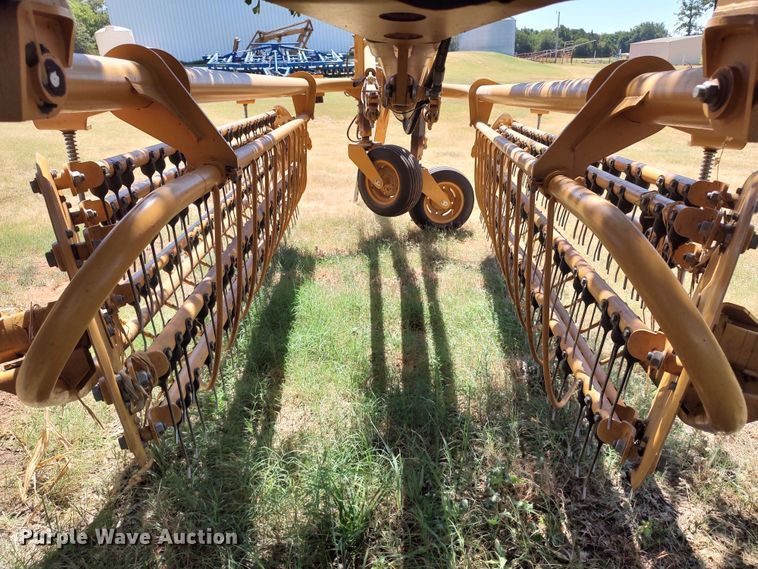 image for item MF9524 2021 Vermeer R2800  hay rake