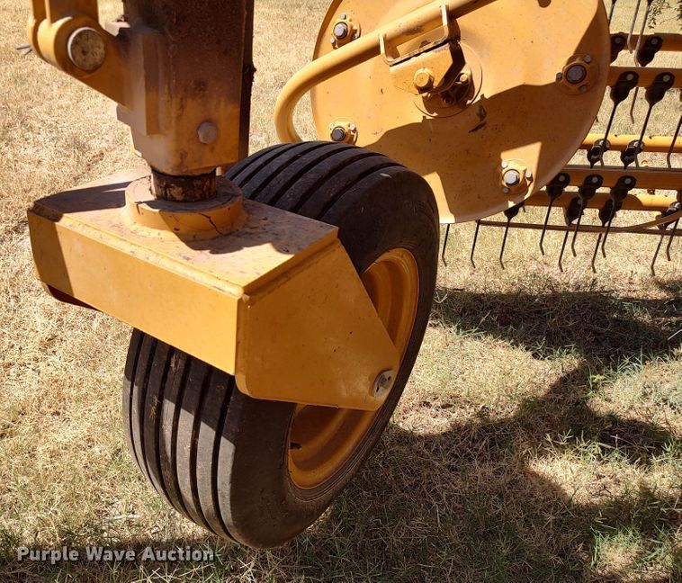 image for item MF9524 2021 Vermeer R2800  hay rake