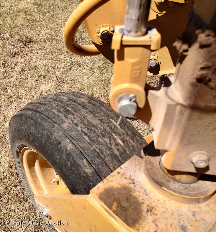 image for item MF9524 2021 Vermeer R2800  hay rake