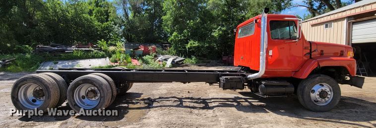 image for item DM2367 2002 International 2674  truck cab and chassis