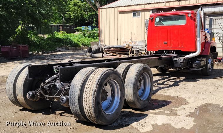 image for item DM2367 2002 International 2674  truck cab and chassis