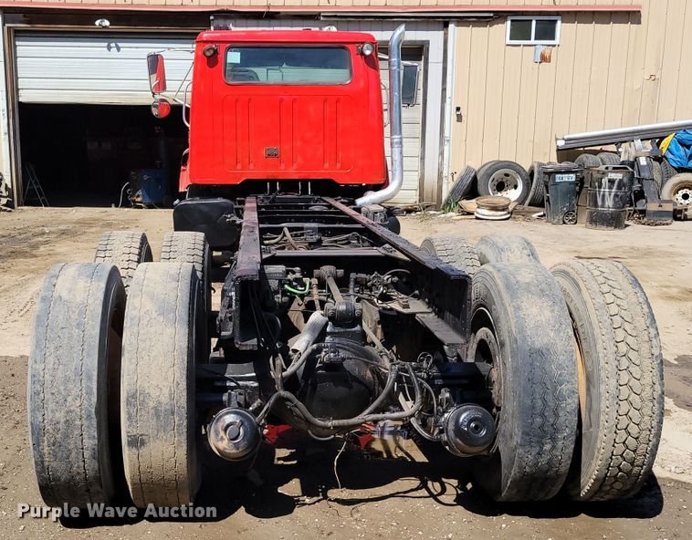 image for item DM2367 2002 International 2674  truck cab and chassis