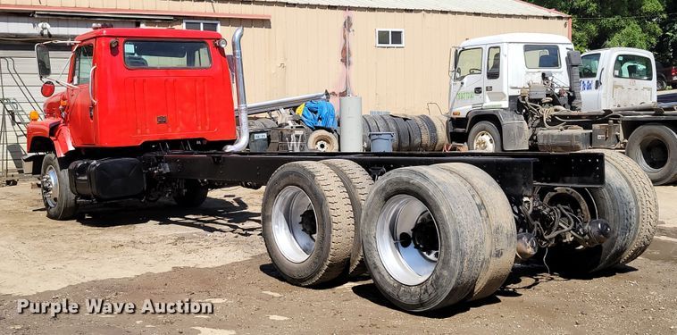 image for item DM2367 2002 International 2674  truck cab and chassis