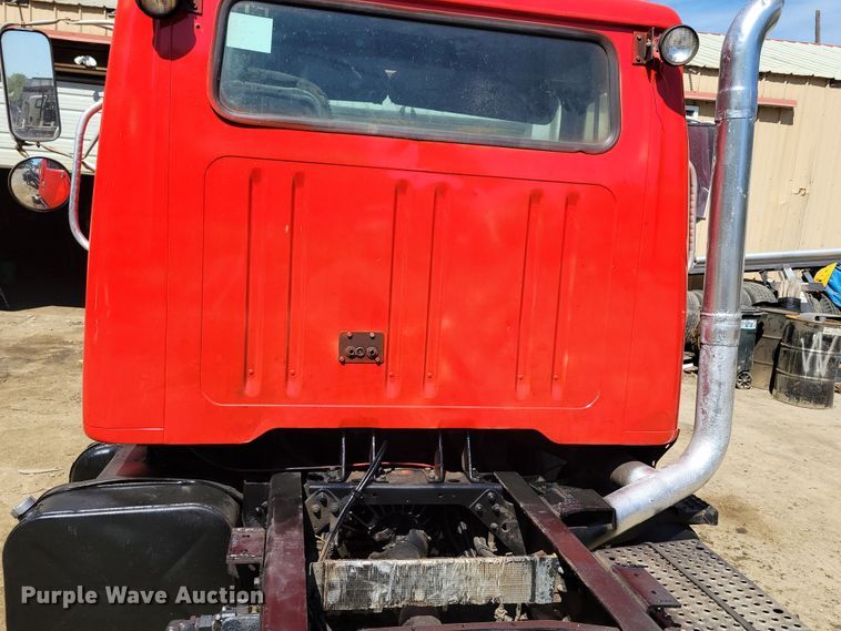 image for item DM2367 2002 International 2674  truck cab and chassis