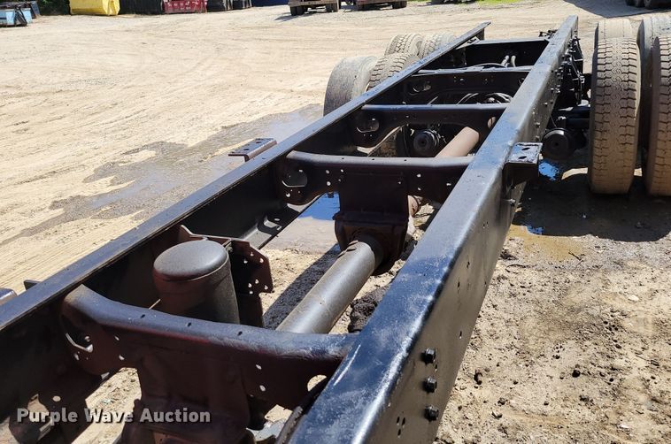 image for item DM2367 2002 International 2674  truck cab and chassis