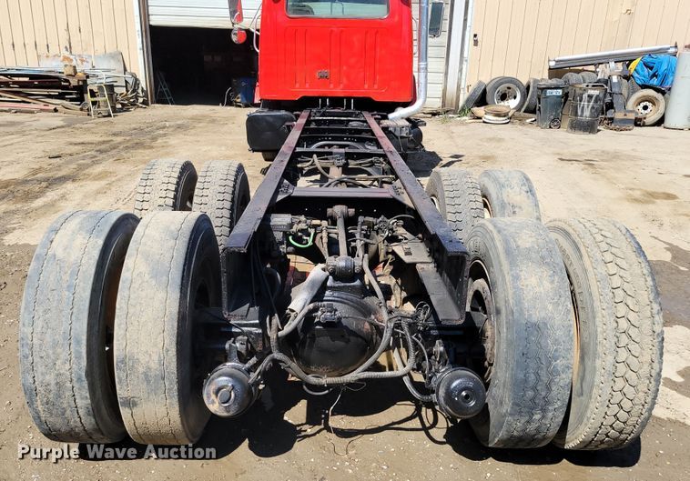 image for item DM2367 2002 International 2674  truck cab and chassis