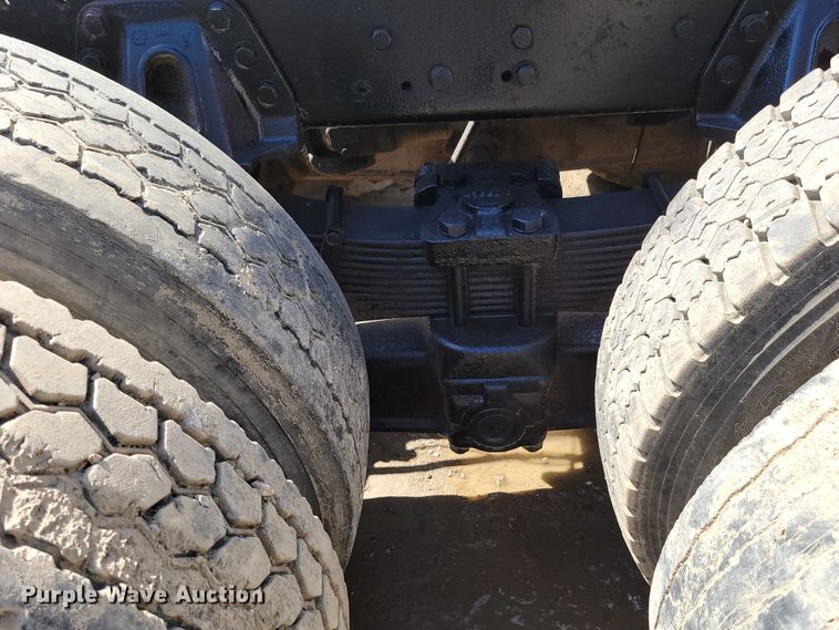 image for item DM2367 2002 International 2674  truck cab and chassis