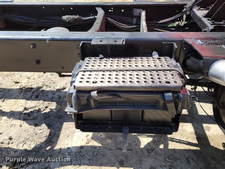 image for item DM2367 2002 International 2674  truck cab and chassis