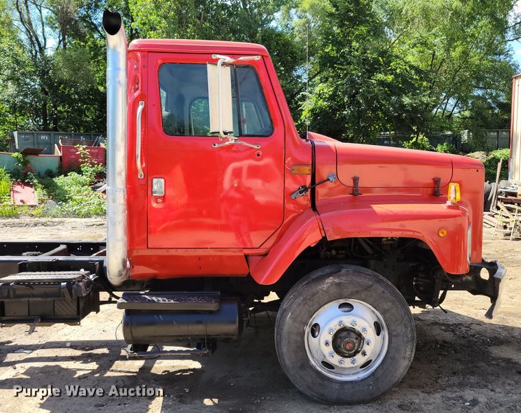 image for item DM2367 2002 International 2674  truck cab and chassis