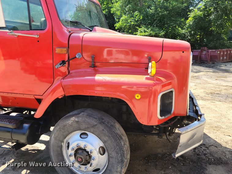 image for item DM2367 2002 International 2674  truck cab and chassis