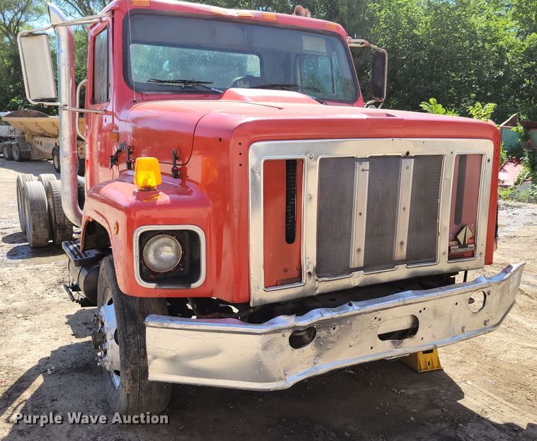 image for item DM2367 2002 International 2674  truck cab and chassis