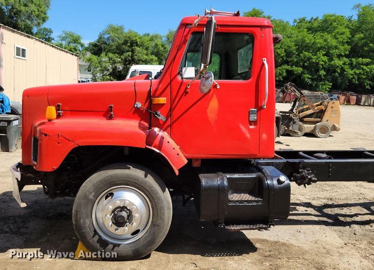 image for item DM2367 2002 International 2674  truck cab and chassis