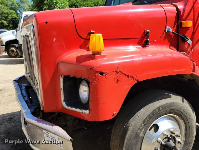 image for item DM2367 2002 International 2674  truck cab and chassis