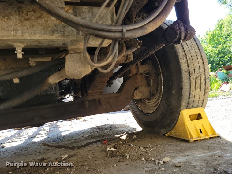 image for item DM2367 2002 International 2674  truck cab and chassis