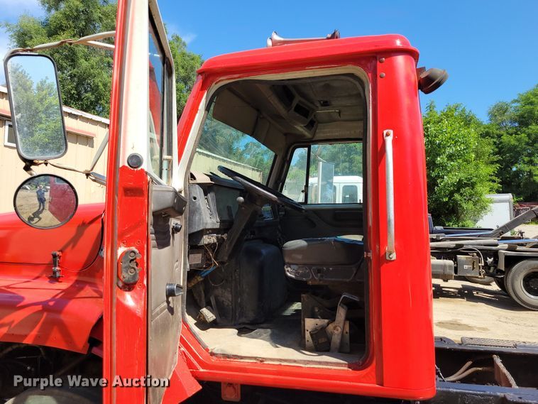 image for item DM2367 2002 International 2674  truck cab and chassis