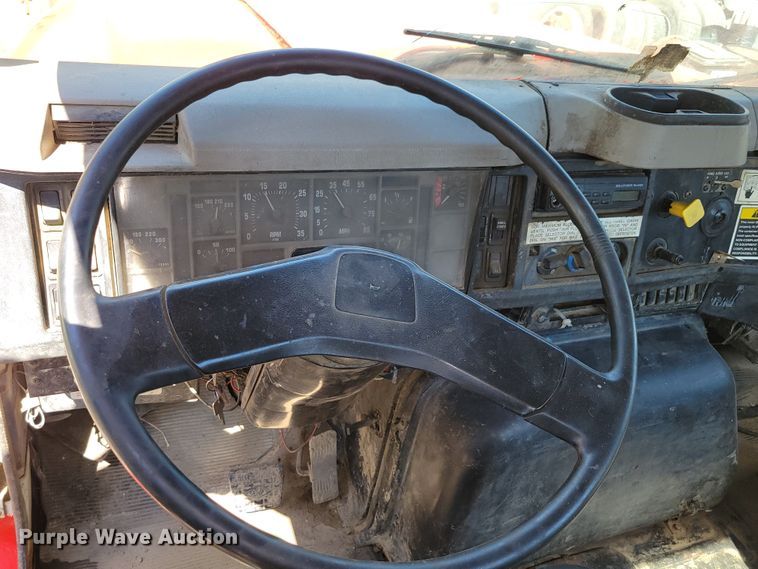 image for item DM2367 2002 International 2674  truck cab and chassis