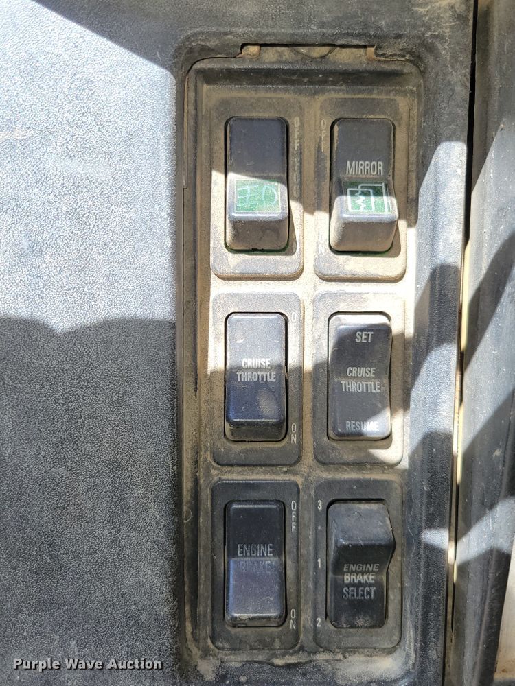 image for item DM2367 2002 International 2674  truck cab and chassis