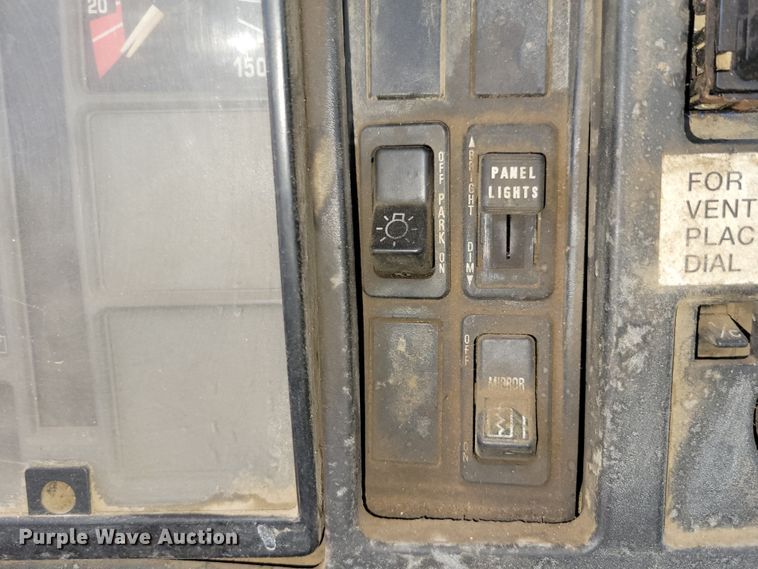 image for item DM2367 2002 International 2674  truck cab and chassis