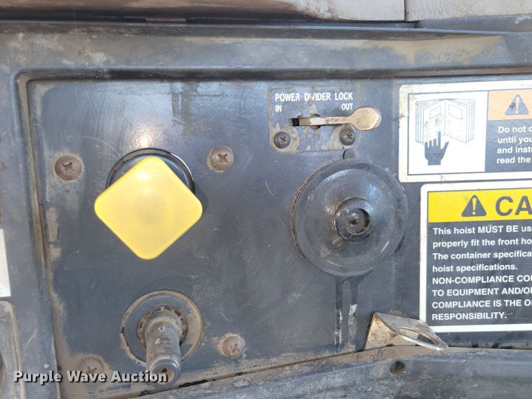 image for item DM2367 2002 International 2674  truck cab and chassis