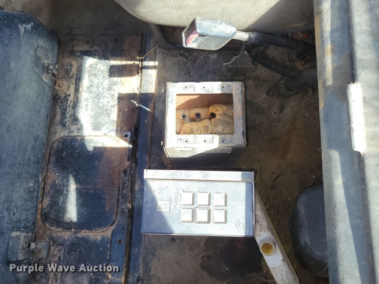 image for item DM2367 2002 International 2674  truck cab and chassis