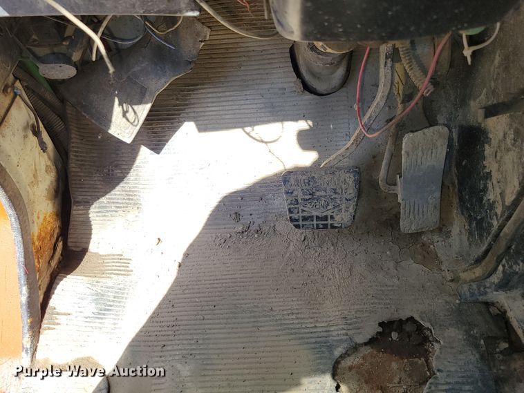 image for item DM2367 2002 International 2674  truck cab and chassis