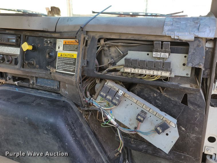 image for item DM2367 2002 International 2674  truck cab and chassis