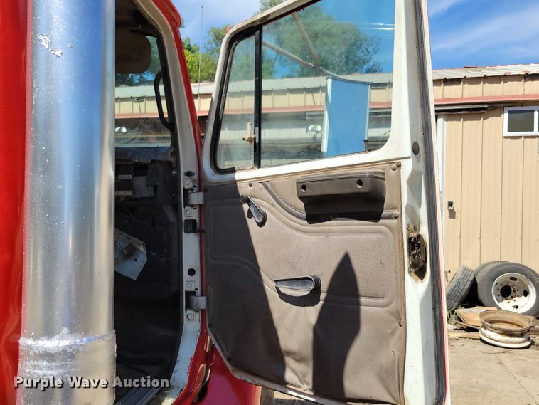 image for item DM2367 2002 International 2674  truck cab and chassis