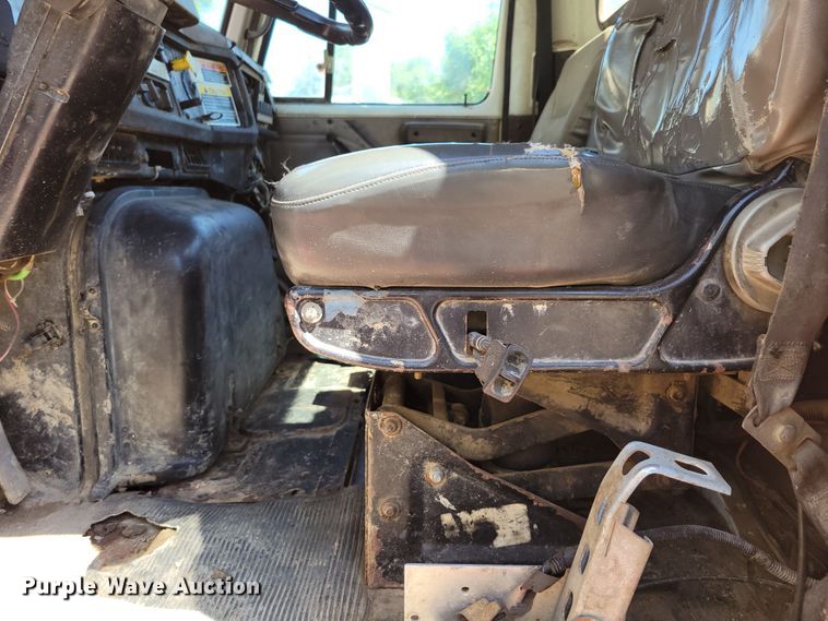 image for item DM2367 2002 International 2674  truck cab and chassis