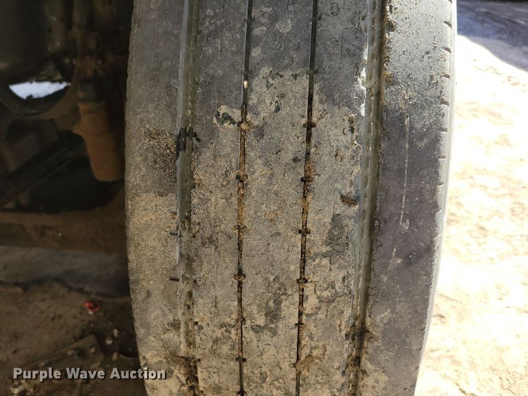 image for item DM2367 2002 International 2674  truck cab and chassis