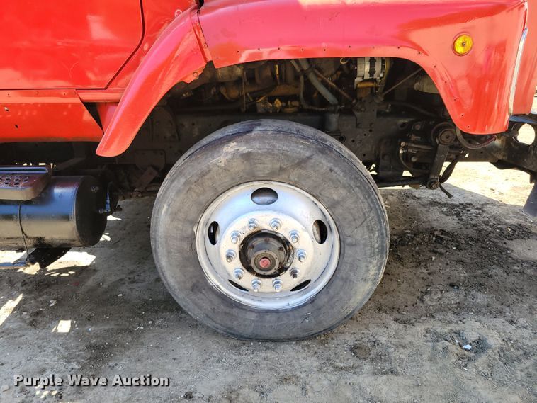 image for item DM2367 2002 International 2674  truck cab and chassis