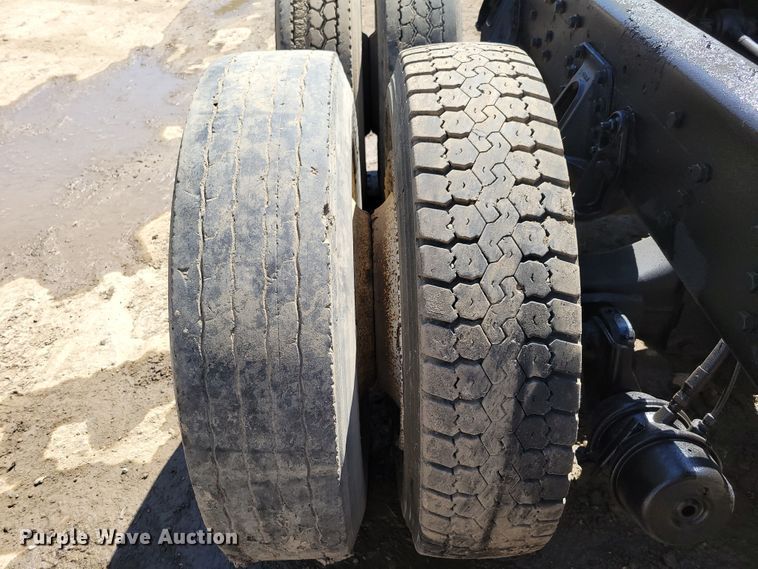 image for item DM2367 2002 International 2674  truck cab and chassis