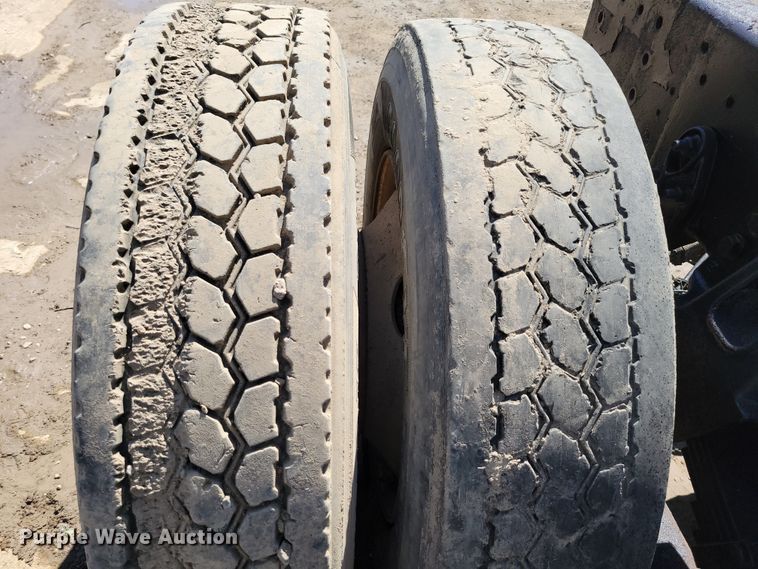 image for item DM2367 2002 International 2674  truck cab and chassis