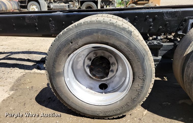 image for item DM2367 2002 International 2674  truck cab and chassis