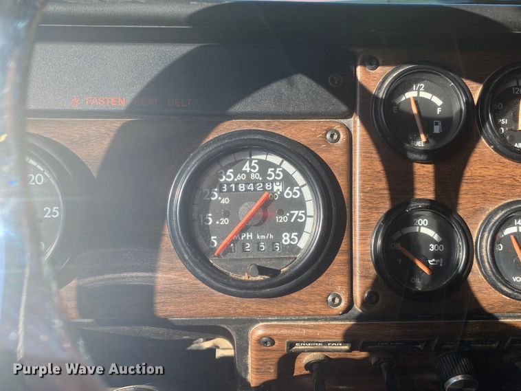 image for item DM4241 1994 Freightliner FLD  semi truck