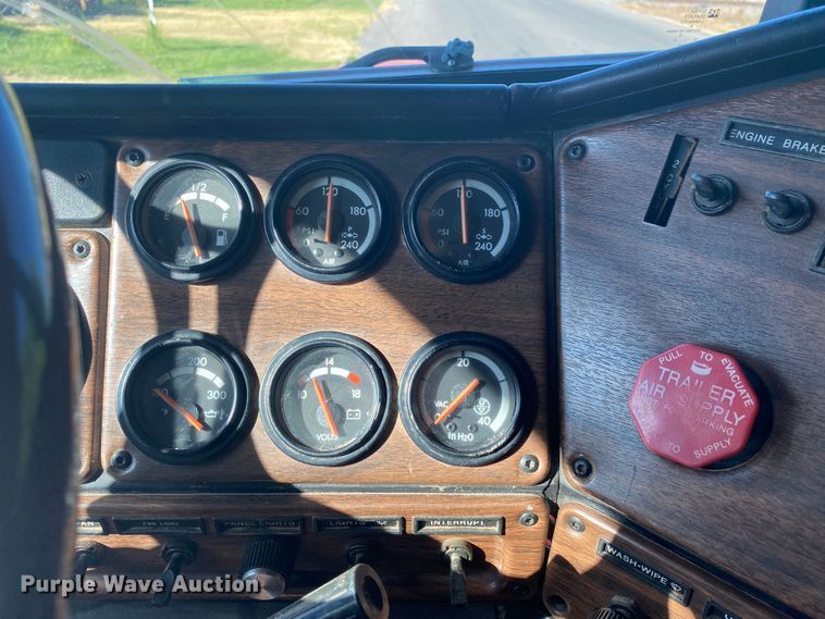 image for item DM4241 1994 Freightliner FLD  semi truck