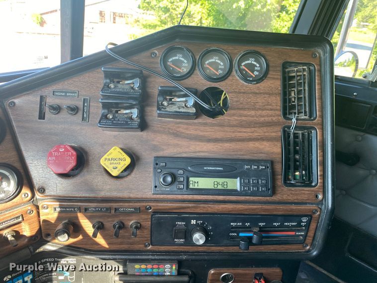 image for item DM4241 1994 Freightliner FLD  semi truck