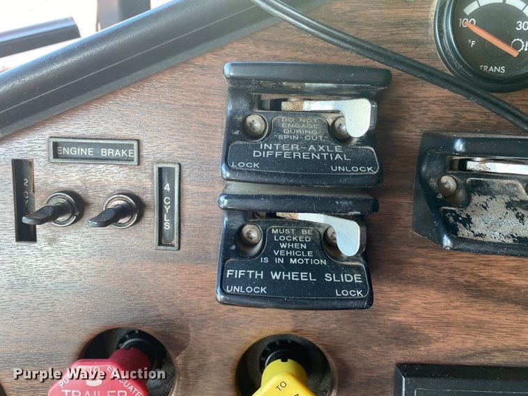 image for item DM4241 1994 Freightliner FLD  semi truck