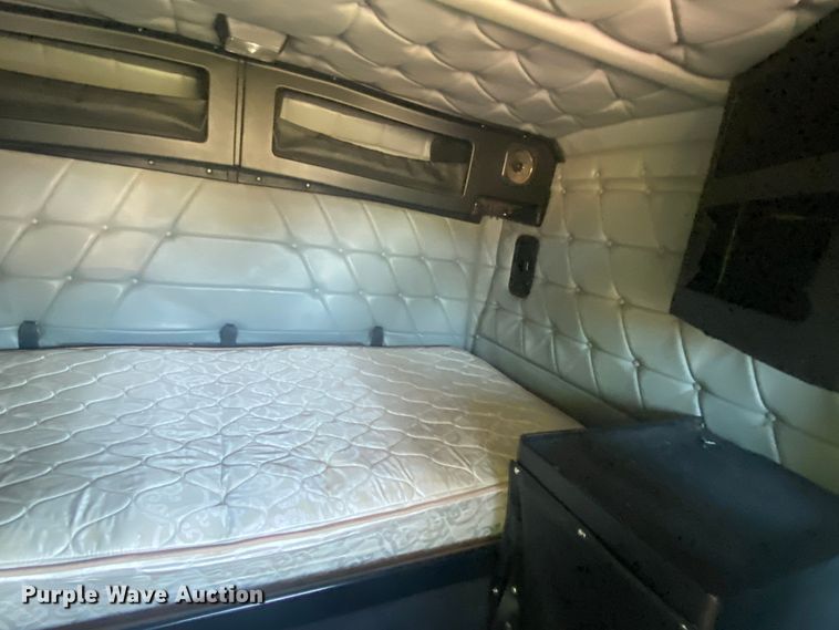 image for item DM4241 1994 Freightliner FLD  semi truck