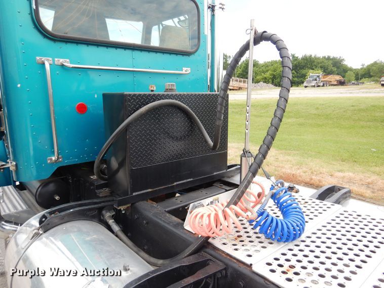 image for item DN0417 1999 Peterbilt 378  semi truck