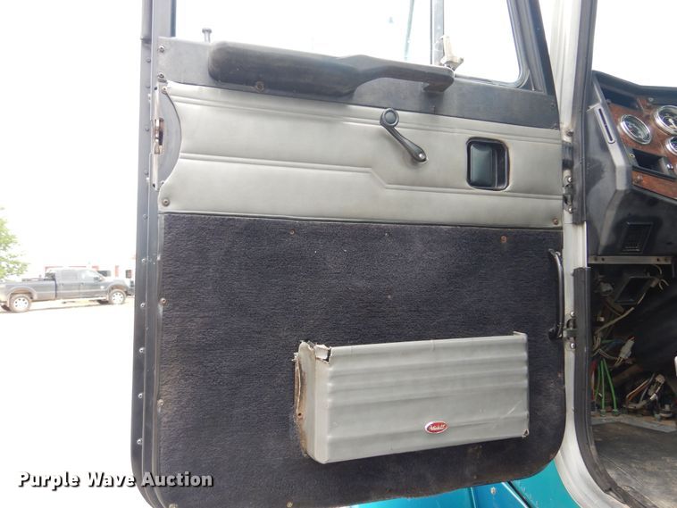 image for item DN0417 1999 Peterbilt 378  semi truck