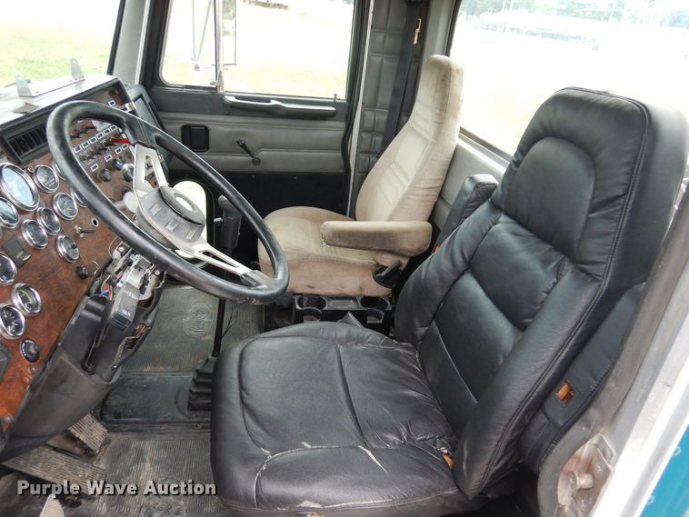 image for item DN0417 1999 Peterbilt 378  semi truck