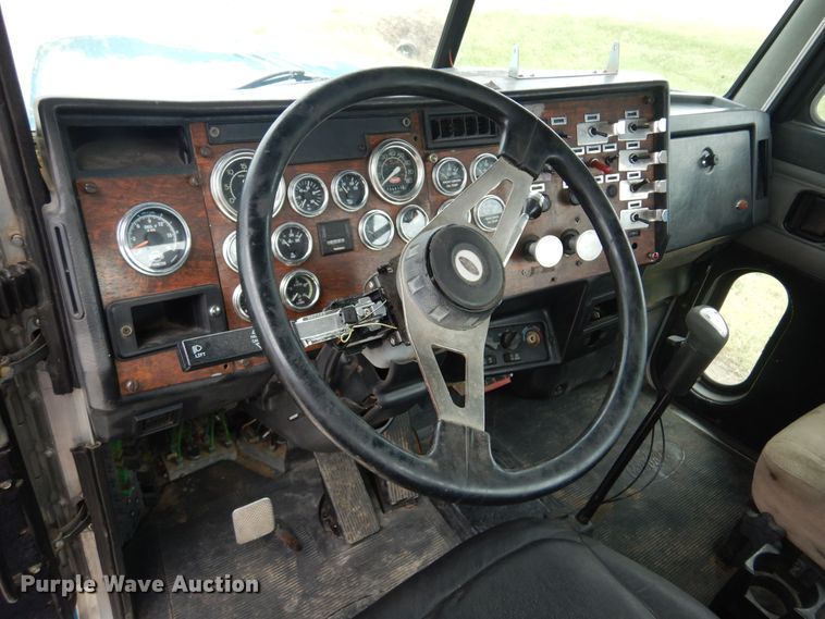 image for item DN0417 1999 Peterbilt 378  semi truck