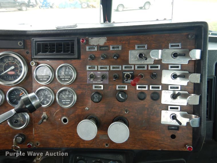 image for item DN0417 1999 Peterbilt 378  semi truck