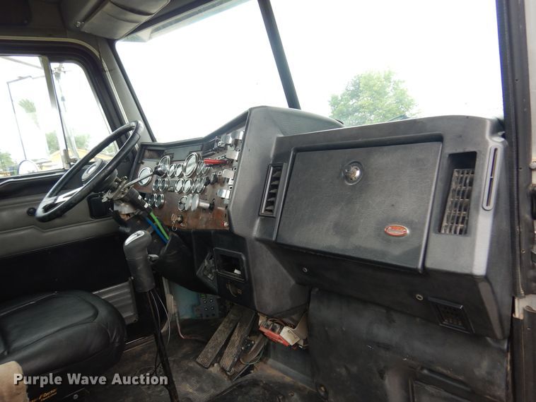 image for item DN0417 1999 Peterbilt 378  semi truck