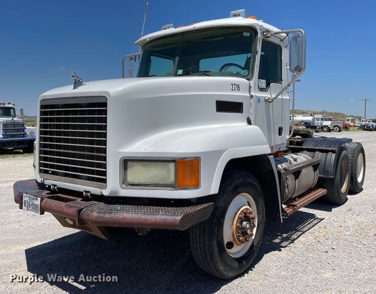 image for item DN5003 2003 Mack CH613  semi truck