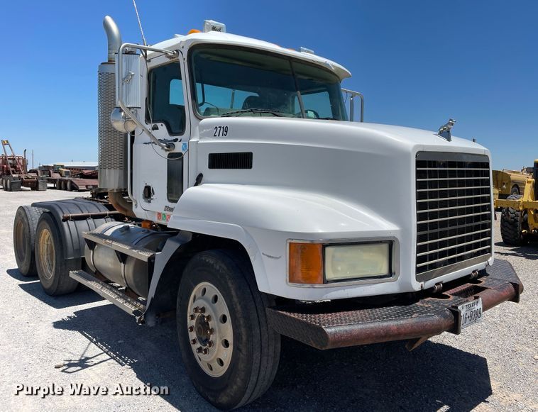 image for item DN5003 2003 Mack CH613  semi truck